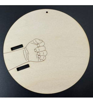 disque naissance avec main gravée