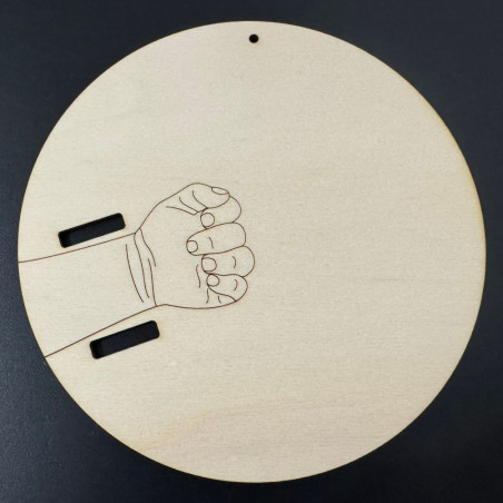 disque naissance avec main gravée